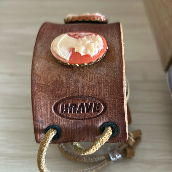 Vintage leather cuff bracelet - Picture 3 of 5